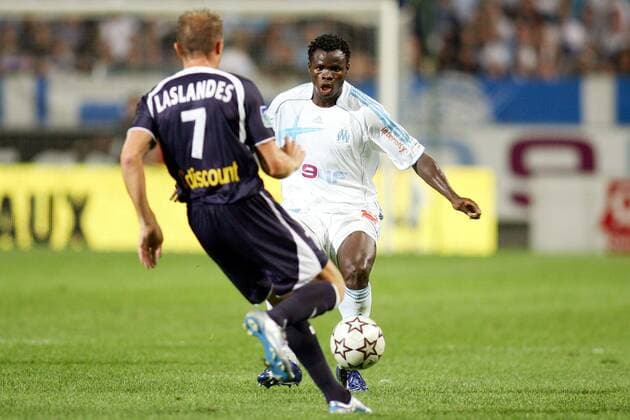 Taye Taiwo (re., Marseille) gegen Lilian Laslandes (Bordeaux) -  (pan16257) Fußball Herren Ligue 1 2006 2007, 1. Französische Liga, Olympique de Marseille - Girondins de Bordeaux 2:1, OM Vdig Gruppe Marseille Dynamik, Fußball Herren Ligue 1 2006 2007, 1. Französische Liga, Olympique de Marseille - Girondins de Bordeaux 2:1, OM Vdig Gruppe Marseille Dynamik,  