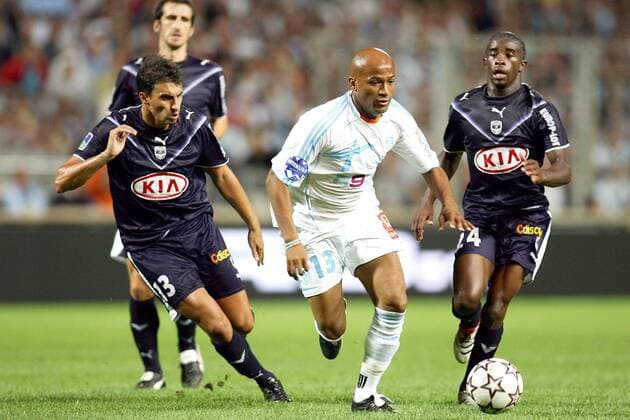Toifilou Maoulida (Mitte, Marseille) gegen David Jemmali (li.) und Rio Antonio Mavuba (beide Bordeaux) -  (pan16257) Fußball Herren Ligue 1 2006 2007, 1. Französische Liga, Olympique de Marseille - Girondins de Bordeaux 2:1, OM Vdig Gruppe Marseille Dynamik, Fußball Herren Ligue 1 2006 2007, 1. Französische Liga, Olympique de Marseille - Girondins de Bordeaux 2:1, OM Vdig Gruppe Marseille Dynamik,  