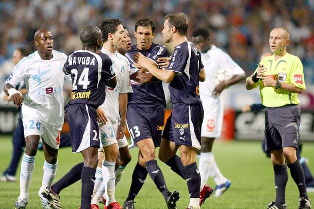 Schiedsrichter Laurent Duhamel beobachtet die Rudelbildung v.li: Habib Bamogo (Marseille), Rio Antonio Mavuba (Bordeaux), Samir Nasri, Habib Beye (beide Marseille), David Jemmali und Franck Jurietti (beide Bordeaux) - (pan16257) Fußball Herren Ligue 1 2006 2007, 1. Französische Liga, Olympique de Marseille - Girondins de Bordeaux 2:1, OM Vdig Gruppe Marseille Kampf, Spannung, Fußball Herren Ligue 1 2006 2007, 1. Französische Liga, Olympique de Marseille - Girondins de Bordeaux 2:1, OM Vdig Gruppe Marseille Kampf, Spannung,