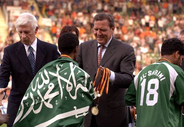 Altbundeskanzler Gerhard Schröder (Deutschland SPD) bei der Siegerehrung des INAS FID Weltmeisters Saudi Arabien Fußball WM Herren INAS FID WM 2006 für Menschen mit Behinderung, Länderspiel, Endspiel, Finale, Nationalteam, Gruppe Politik, people, Nationalteam, a.D. Weltmeister, Leverkusen Fußball WM Herren INAS FID WM 2006 für Menschen mit Behinderung, Länderspiel, Endspiel, Finale, Nationalteam, Gruppe Politik, people, Nationalteam, a.D. Weltmeister, Leverkusen
