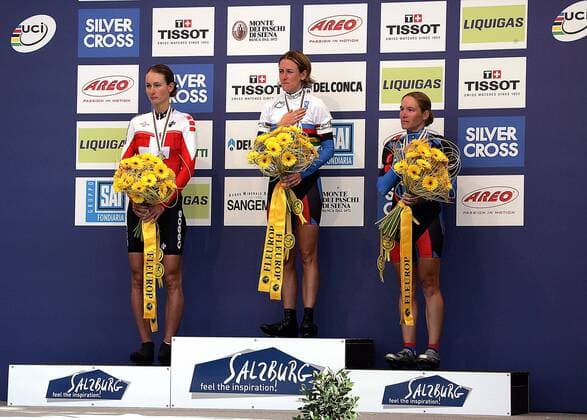 Siegerehrung Zeitfahren Weltmeisterschaft 2006, Weltmeisterin Kristin Armstrong zwischen der Drittplatzierten Christine Thorburn (re., beide USA) und Karin Thürig (Schweiz) Radsport WM Damen Weltmeisterschaft 2006, Straßenradsport, Straße, Rad, Einzelzeitfahren, Zeitfahren Gruppe Sponsorentafel, Hand aufs Herz, patriotisch Salzburg, Patriotismus Radsport WM Damen Weltmeisterschaft 2006, Straßenradsport, Straße, Rad, Einzelzeitfahren, Zeitfahren Gruppe Sponsorentafel, Hand aufs Herz, patriotisch Salzburg, Patriotismus