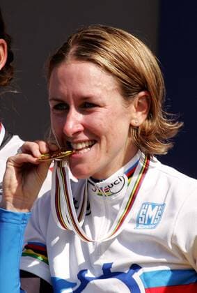 Weltmeisterin Kristin Armstrong (USA) unterzieht ihre Goldmedaille einer Echtheitsprüfung Radsport WM Damen Weltmeisterschaft 2006, Straßenradsport, Straße, Rad, Einzelzeitfahren, Zeitfahren Einzelbild Salzburg Freude, Radsport WM Damen Weltmeisterschaft 2006, Straßenradsport, Straße, Rad, Einzelzeitfahren, Zeitfahren Einzelbild Salzburg Freude,