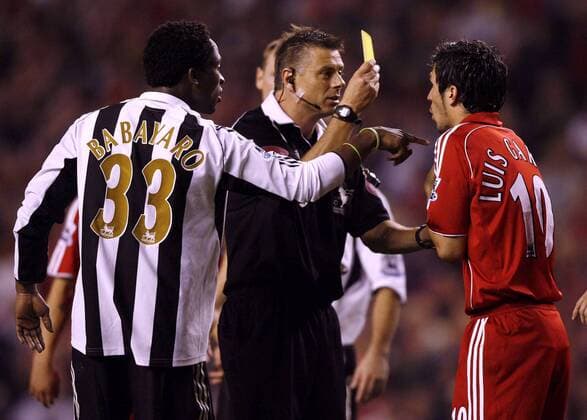 Luis Garcia (Liverpool, re.) wird von Schiedsrichter Mark Halsey und Celestine Babayaro (Newcastle) verwarnt - EDITORIAL USE ONLY. No use with unauthorised audio, video, data, fixture lists, club league logos or live services. Online in-match use limited to 120 images, no video emulation. No use in betting, games or single club league player publications. Fußball Herren English Premier League 2006 2007, 1. Englische Liga, FC Liverpool - Newcastle United 2:0 Gruppe Liverpool Fußball Herren English Premier League 2006 2007, 1. Englische Liga, FC Liverpool - Newcastle United 2:0 Gruppe Liverpool