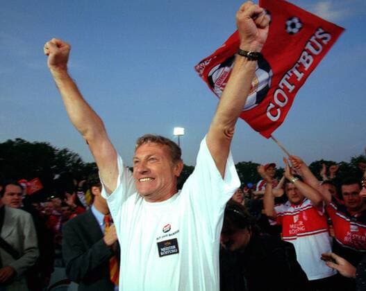 Trainer Eduard Geyer (Energie) bejubelt in Mitten feiernder Fans den Aufstieg in die höchste deutsche Spielklasse Fußball 2. BL Herren Saison 1999 2000, FC Energie Cottbus, Aufstiegsfeier, Aufstieg Gruppe Cottbus Freude, Fußball 2. BL Herren Saison 1999 2000, FC Energie Cottbus, Aufstiegsfeier, Aufstieg Gruppe Cottbus Freude,