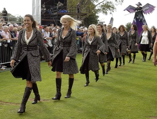 Spielerfrauen der Golfer des Team USA während der Eröffnungsfeier des Ryder Cup 2006, v.li.: Melissa, Ehefrau von Tom Lehmann, Fotomodel Elin Nordegren (Schweden), Ehefrau von Eldrick Tiger Woods.... - (STR20060721030) Golf Herren Ryder Cup 2006, Rydercup, PGA Tour, Eröffnung, Eröffnungszeremonie, Zeremonie o0 people Gruppe Einmarsch, einlaufen, auflaufen Straffan Golf Herren Ryder Cup 2006, Rydercup, PGA Tour, Eröffnung, Eröffnungszeremonie, Zeremonie o0 people Gruppe Einmarsch, einlaufen, auflaufen Straffan