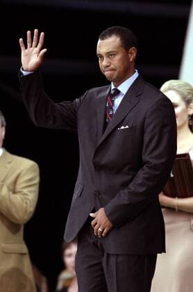 Eldrick Tiger Woods (Team USA) grüßt seine Anhänger - (STR2006092162) Golf Herren Ryder Cup 2006, Rydercup, PGA Tour, Eröffnung, Eröffnungszeremonie, Zeremonie Einzelbild Straffan Golf Herren Ryder Cup 2006, Rydercup, PGA Tour, Eröffnung, Eröffnungszeremonie, Zeremonie Einzelbild Straffan