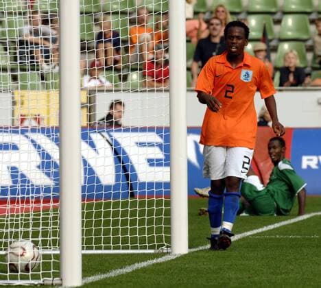 Niederländischer Verteidiger konnte das Gegentor durch Kasser (Saudi Arabien, hi.) nicht verhindern - INAS FID WM 2006 Fußball Länderspiel Herren INAS FID WM 2006 für Menschen mit Behinderung, geistig Behinderte, behindert, geistige, Vdig Gruppe Leverkusen Fußball Länderspiel Herren INAS FID WM 2006 für Menschen mit Behinderung, geistig Behinderte, behindert, geistige, Vdig Gruppe Leverkusen