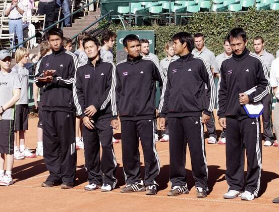 Das thailändische Davis Cup Team - v.li. Paradorn Srichaphan, Danai Udomchoke, Sonchat Ratiwatana, Sanchai Ratiwatana und Teamchef Thanakorn Srichaphan Tennis Herren Davis Cup 2006, Daviscup, Sand, Sandplatz, Sandplatztennis, Sandplatzturnier Gruppe Düsseldorf Tennis Herren Davis Cup 2006, Daviscup, Sand, Sandplatz, Sandplatztennis, Sandplatzturnier Gruppe Düsseldorf