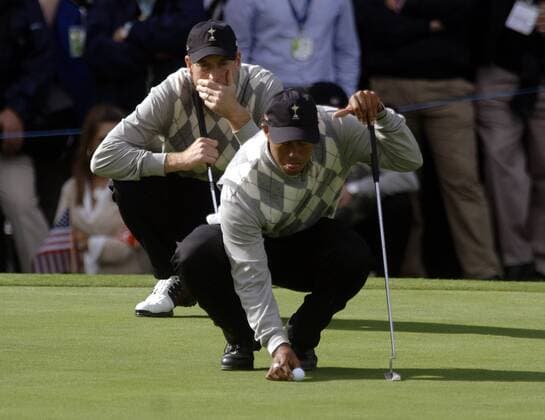 Eldrick Tiger Woods (vorn) legt den Ball auf das Grün, dahinter Jim Furyk (beide Team USA) -  (STR20060722006) Golf Herren Ryder Cup 2006, Rydercup Gruppe Straffan Golf Herren Ryder Cup 2006, Rydercup Gruppe Straffan