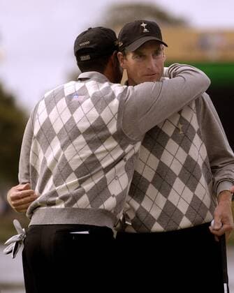 Jim Furyk (re.) umarmt Tiger Woods (beide Team USA) -  (STR20060722011) Golf Herren Ryder Cup 2006, Rydercup Einzelbild Straffan Harmonie Freude, Golf Herren Ryder Cup 2006, Rydercup Einzelbild Straffan Harmonie Freude,