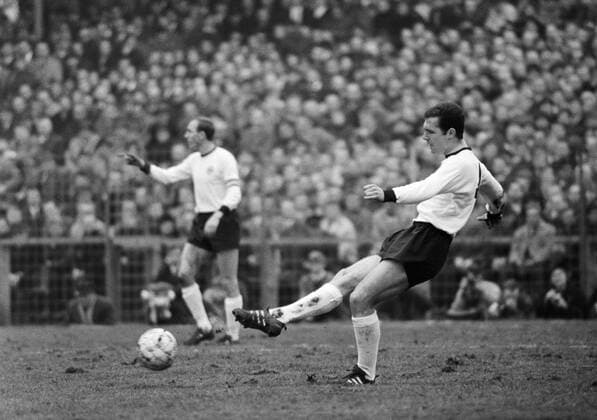Franz Beckenbauer (BR Deutschland) am Ball Fußball Länderspiel Herren EM Qualifikation 1967, Nationalteam, Nationaltrikot, BRD, Vneg, Vsw Einzelbild Dortmund Dynamik, Fußball Länderspiel Herren EM Qualifikation 1967, Nationalteam, Nationaltrikot, BRD, Vneg, Vsw Einzelbild Dortmund Dynamik,