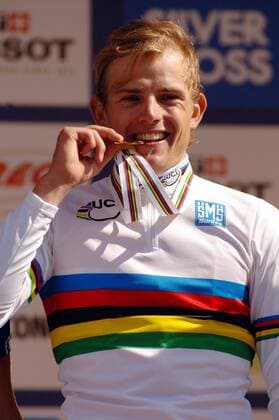 U23 Straßen Weltmeister Gerald Ciolek (Deutschland) unterzieht seine Medaille der obligatorischen Echtheitsprüfung Radsport WM Herren U23 WM 2006, Straßenradsport 2006, U 23, Straße, Rad, Nationaltrikot, Nachwuchs, Junioren, Vdig Einzelbild Salzburg Radsport WM Herren U23 WM 2006, Straßenradsport 2006, U 23, Straße, Rad, Nationaltrikot, Nachwuchs, Junioren, Vdig Einzelbild Salzburg