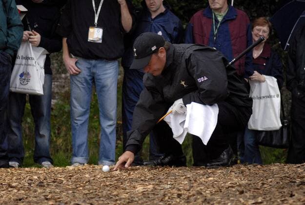 Chris DiMarco (Team USA) untersucht den Ball im Rough -  (STR200609121029) Golf Herren Ryder Cup, Rydercup 2006 Einzelbild Straffan Golf Herren Ryder Cup, Rydercup 2006 Einzelbild Straffan