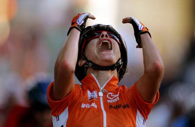 Weltmeisterin Marianne Vos (Niederlande) - Siegesjubel Radsport WM Damen Weltmeisterschaft 2006, Straßenradsport, Straße, Rad, Nationaltrikot, Sieg, Sieger, Siegerin, Einzelbild Salzburg Glück, Freude, Begeisterung, Radsport WM Damen Weltmeisterschaft 2006, Straßenradsport, Straße, Rad, Nationaltrikot, Sieg, Sieger, Siegerin, Einzelbild Salzburg Glück, Freude, Begeisterung,