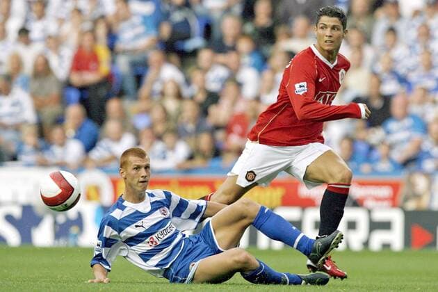 Steve Sidwell (Reading, li.) gegen Cristiano Ronaldo (Manchester United) - EDITORIAL USE ONLY. No use with unauthorised audio, video, data, fixture lists, club league logos or live services. Online in-match use limited to 120 images, no video emulation. No use in betting, games or single club league player publications. Fußball Herren English Premier League 2006 2007, 1. Englische Liga, Reading FC - Manchester United 1:1, ManU Gruppe Reading Dynamik, Fußball Herren English Premier League 2006 2007, 1. Englische Liga, Reading FC - Manchester United 1:1, ManU Gruppe Reading Dynamik,
