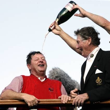 Team Europa gewinnt den Ryder Cup 2006 - Kapitän Ian Woosnam (Wales, li.) genießt die Champagnerdusche, re. lacht K Club Owner Michael Smurfit (Irland) -  (STR2006092413) Golf Herren Ryder Cup 2006, Rydercup Gruppe Straffan Freude, Golf Herren Ryder Cup 2006, Rydercup Gruppe Straffan Freude,
