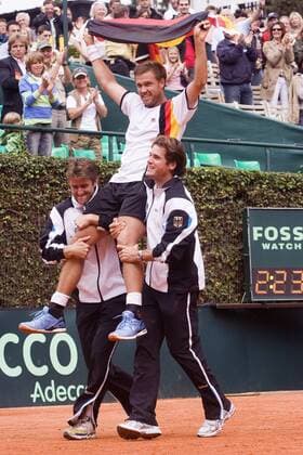 Schlußjubel Deutschland nach dem Klassenerhalt im Davis Cup, v.re.: Thomas Haas, Alexander Waske und Michael Kohlmann Tennis Herren Daviscup 2006, Davis Cup, Sand, Sandplatz, Sandplatztennis, Sandplatzturnier Gruppe Düsseldorf Freude, Tennis Herren Daviscup 2006, Davis Cup, Sand, Sandplatz, Sandplatztennis, Sandplatzturnier Gruppe Düsseldorf Freude,