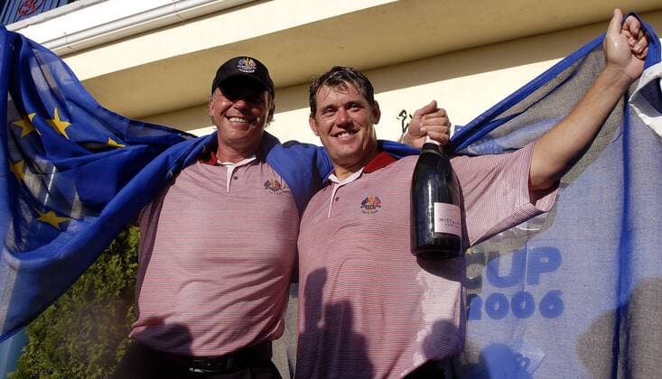 Darren Clarke (Nordirland, re.) und Lee Westwood (England) bejubeln den Ryder Cup Sieg 2006 des Teams Europa mit Champagner und einer Europafahne -  (STR20060724010) Golf Herren Ryder Cup 2006, Rydercup Gruppe Straffan Freude, Golf Herren Ryder Cup 2006, Rydercup Gruppe Straffan Freude,