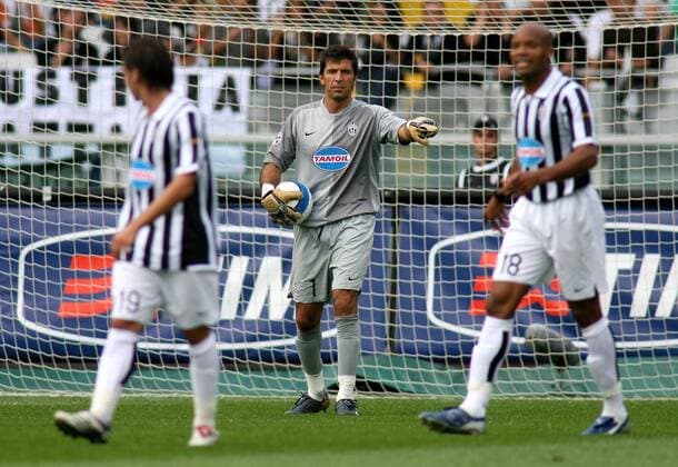 Torwart Gianluigi Buffon (Juventus) schickt seine Teamkollegen nach vorn -  Fußball Herren Serie B 2006 2007, 2. Italienische Liga, Juventus Turin, Juve Gruppe Turin Fußball Herren Serie B 2006 2007, 2. Italienische Liga, Juventus Turin, Juve Gruppe Turin