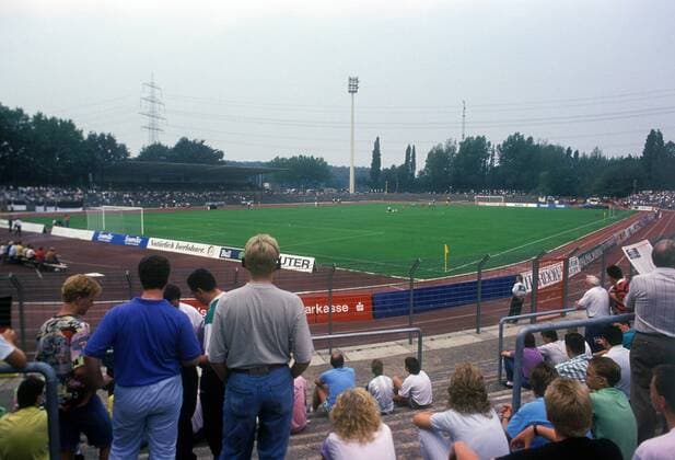 Fußball, Stadiongeschichte SG Wattenscheid 09 Nur spärlich gefüllte Ränge des Wattenscheider Lohrheidestadions Fußball 1. BL Herren Saison 1990 1991, SG Wattenscheid 09 - Borussia Mönchengladbach 1:1, Gladbach Totale Lohrheide Stadion, Lohrheidestadion Wattenscheid Leere, Fußball 1. BL Herren Saison 1990 1991, SG Wattenscheid 09 - Borussia Mönchengladbach 1:1, Gladbach Totale Lohrheide Stadion, Lohrheidestadion Wattenscheid Leere,