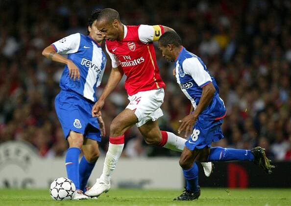 Thierry Henry (Arsenal, Mitte) gegen Paulo Assuncao (re.) und Lucho Gonzalez (beide FC Porto) -  Fußball EC 1 Herren Champions League 2006 2007, Arsenal FC London - FC Porto Gruppe London Dynamik, Fußball EC 1 Herren Champions League 2006 2007, Arsenal FC London - FC Porto Gruppe London Dynamik,