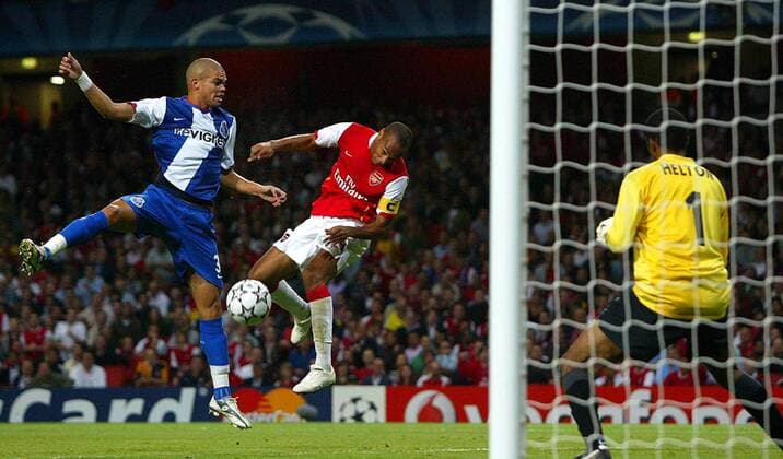 Thierry Henry (Arsenal, re.) erzielt per Kopfball das 1:0 gegen Pepe (FC Porto) -  Fußball EC 1 Herren Champions League 2006 2007, Arsenal FC London - FC Porto Gruppe London Dynamik, Fußball EC 1 Herren Champions League 2006 2007, Arsenal FC London - FC Porto Gruppe London Dynamik,