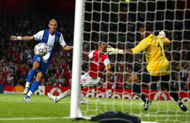 Thierry Henry (Arsenal, Mitte) erzielt das 1:0 gegen Pepe (FC Porto, li.) -  Fußball EC 1 Herren Champions League 2006 2007, Arsenal FC London - FC Porto Gruppe London Dynamik, Fußball EC 1 Herren Champions League 2006 2007, Arsenal FC London - FC Porto Gruppe London Dynamik,