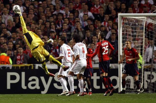 Torwart Tony Sylva (Lille, li.) fängt einen Flugball ab -  (pan16428) Fußball EC 1 Herren Champions League 2006 2007, OSC Lille - AC Mailand 0:0 Gruppe Lille Dynamik, Abwehr, Fußball EC 1 Herren Champions League 2006 2007, OSC Lille - AC Mailand 0:0 Gruppe Lille Dynamik, Abwehr,  