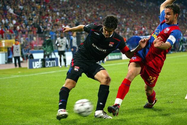 Juninho (Lyon, li.) gegen Sorin Paraschiv (Steaua Bukarest) -  (pan16431) Fußball EC 1 Herren Champions League 2006 2007, Steaua Bukarest - Olympique Lyonnais 0:3, OL Gruppe Bukarest Dynamik, Fußball EC 1 Herren Champions League 2006 2007, Steaua Bukarest - Olympique Lyonnais 0:3, OL Gruppe Bukarest Dynamik,  