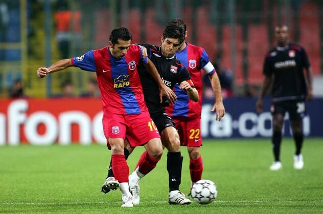 Nicolae Dica (Steaua Bukarest, li.) gegen Juninho (Lyon) -  (pan16431) Fußball EC 1 Herren Champions League 2006 2007, Steaua Bukarest - Olympique Lyonnais 0:3, OL Gruppe Bukarest Dynamik, Fußball EC 1 Herren Champions League 2006 2007, Steaua Bukarest - Olympique Lyonnais 0:3, OL Gruppe Bukarest Dynamik,  