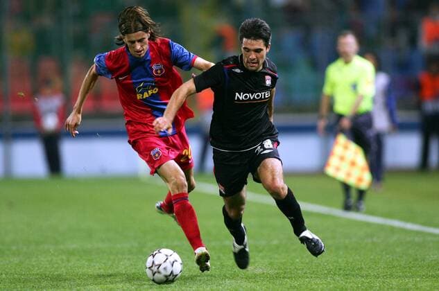 Jeremy Toulalan (Lyon, re.) gegen Florin Lovin (Steaua Bukarest) -  (pan16431) Fußball EC 1 Herren Champions League 2006 2007, Steaua Bukarest - Olympique Lyonnais 0:3, OL Gruppe Bukarest Dynamik, Fußball EC 1 Herren Champions League 2006 2007, Steaua Bukarest - Olympique Lyonnais 0:3, OL Gruppe Bukarest Dynamik,  