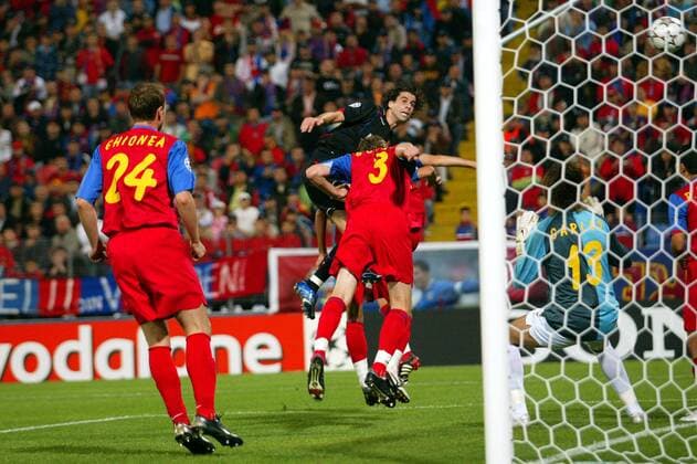 Tiago (Lyon, hi.) setzt sich gegen Dorin Goian (Steaua Bukarest, 3) durch und erzielt das 0:2 -  (pan16431) Fußball EC 1 Herren Champions League 2006 2007, Steaua Bukarest - Olympique Lyonnais 0:3, OL Gruppe Bukarest Dynamik, Fußball EC 1 Herren Champions League 2006 2007, Steaua Bukarest - Olympique Lyonnais 0:3, OL Gruppe Bukarest Dynamik,  