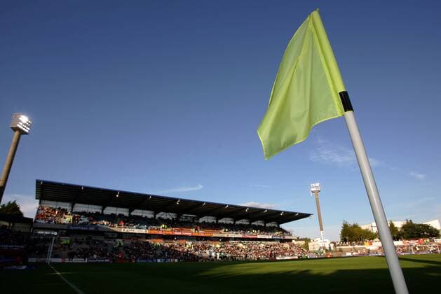 Grüne Eckfahne im Stade Du Moustoir - Heimspielstätte des FC Lorient -  Fußball Herren Ligue 1 2006 2007, 1. Französische Liga, FC Lorient Totale Lorient Fußball Herren Ligue 1 2006 2007, 1. Französische Liga, FC Lorient Totale Lorient  