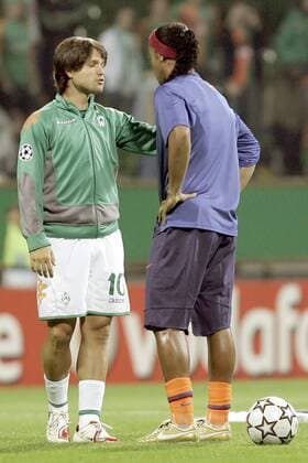 Diego (Bremen, li.) und Ronaldinho (FC Barcelona) im Gespräch Fußball EC 1 Herren Champions League 2006 2007, SV Werder Bremen - FC Barcelona, Barca Gruppe Bremen Fußball EC 1 Herren Champions League 2006 2007, SV Werder Bremen - FC Barcelona, Barca Gruppe Bremen