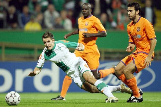 Miroslav Klose (Bremen, li.) kommt gegen Oleguer Presas Renom (FC Barcelona) zu Fall Fußball EC 1 Herren Champions League 2006 2007, SV Werder Bremen - FC Barcelona, Barca Gruppe Bremen Dynamik, Fußball EC 1 Herren Champions League 2006 2007, SV Werder Bremen - FC Barcelona, Barca Gruppe Bremen Dynamik,