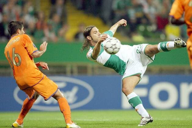 Torsten Frings (Bremen, re.) gegen Sylvinho (FC Barcelona) Fußball EC 1 Herren Champions League 2006 2007, SV Werder Bremen - FC Barcelona, Barca Gruppe o0 Aufmacher Bremen Dynamik, Fußball EC 1 Herren Champions League 2006 2007, SV Werder Bremen - FC Barcelona, Barca Gruppe o0 Aufmacher Bremen Dynamik,