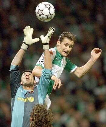 Miroslav Klose (Bremen, re.) gewinnt das Luftduell gegen Torwart Victor Valdes (FC Barcelona) Fußball EC 1 Herren Champions League 2006 2007, SV Werder Bremen - FC Barcelona, Barca Gruppe Bremen Dynamik, Höhe, Fußball EC 1 Herren Champions League 2006 2007, SV Werder Bremen - FC Barcelona, Barca Gruppe Bremen Dynamik, Höhe,