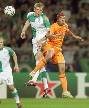 Ronaldinho (FC Barcelona, re.) gegen Per Mertesacker (Bremen) Fußball EC 1 Herren Champions League 2006 2007, SV Werder Bremen - FC Barcelona, Barca Gruppe Bremen Dynamik, Höhe, Fußball EC 1 Herren Champions League 2006 2007, SV Werder Bremen - FC Barcelona, Barca Gruppe Bremen Dynamik, Höhe,