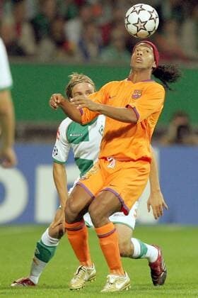 Ronaldinho (FC Barcelona, re.) gegen Clemens Fritz (Bremen) Fußball EC 1 Herren Champions League 2006 2007, SV Werder Bremen - FC Barcelona, Barca Gruppe Bremen Dynamik, Fußball EC 1 Herren Champions League 2006 2007, SV Werder Bremen - FC Barcelona, Barca Gruppe Bremen Dynamik,