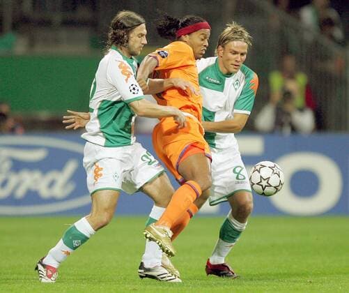 Ronaldinho (FC Barcelona, Mitte) gegen Clemens Fritz (re.) und Torsten Frings (beide Bremen) Fußball EC 1 Herren Champions League 2006 2007, SV Werder Bremen - FC Barcelona, Barca Gruppe Bremen Dynamik, Kampf, Fußball EC 1 Herren Champions League 2006 2007, SV Werder Bremen - FC Barcelona, Barca Gruppe Bremen Dynamik, Kampf,