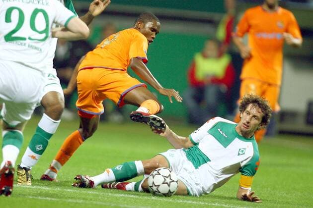 Frank Baumann (Bremen, re.) gegen Samuel Etoo (FC Barcelona) Fußball EC 1 Herren Champions League 2006 2007, SV Werder Bremen - FC Barcelona, Barca Gruppe Bremen Dynamik, Fußball EC 1 Herren Champions League 2006 2007, SV Werder Bremen - FC Barcelona, Barca Gruppe Bremen Dynamik,