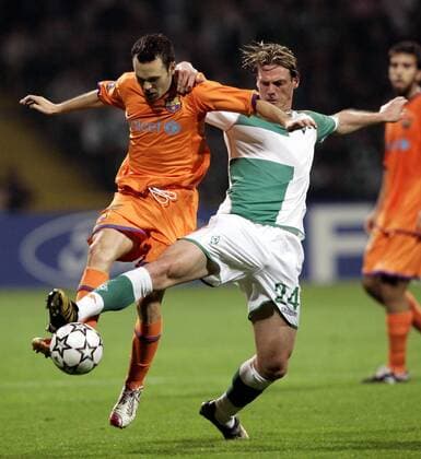 Andres Iniesta (FC Barcelona, li.) gegen Tim Borowski (Bremen) Fußball EC 1 Herren Champions League 2006 2007, SV Werder Bremen - FC Barcelona, Barca Gruppe Bremen Dynamik, Kampf, Fußball EC 1 Herren Champions League 2006 2007, SV Werder Bremen - FC Barcelona, Barca Gruppe Bremen Dynamik, Kampf,