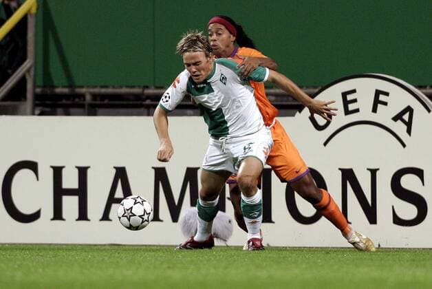 Clemens Fritz (Bremen, li.) und Ronaldinho (FC Barcelona) sind Champions Fußball EC 1 Herren Champions League 2006 2007, SV Werder Bremen - FC Barcelona, Barca Gruppe Bremen Dynamik, Fußball EC 1 Herren Champions League 2006 2007, SV Werder Bremen - FC Barcelona, Barca Gruppe Bremen Dynamik,