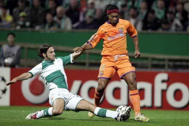 Torsten Frings (Bremen, li.) - Grätsche gegen Ronaldinho (FC Barcelona) Fußball EC 1 Herren Champions League 2006 2007, SV Werder Bremen - FC Barcelona, Barca Gruppe Bremen Dynamik, Kampf, Fußball EC 1 Herren Champions League 2006 2007, SV Werder Bremen - FC Barcelona, Barca Gruppe Bremen Dynamik, Kampf,