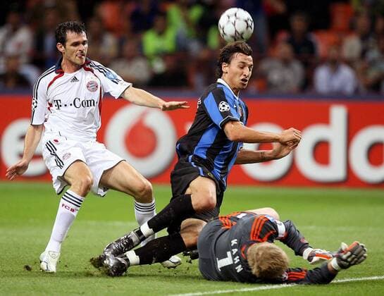Zlatan Ibrahimovic (Inter, Mitte) gegen Willy Sagnol (li.) und Torwart Oliver Kahn (beide Bayern) -  Fußball EC 1 Herren Champions League 2006 2007, FC Internazionale Mailand - FC Bayern München Gruppe Mailand Dynamik, Fußball EC 1 Herren Champions League 2006 2007, FC Internazionale Mailand - FC Bayern München Gruppe Mailand Dynamik,