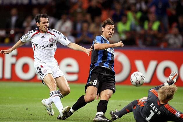 Zlatan Ibrahimovic (Inter, Mitte) gegen Willy Sagnol (li.) und Torwart Oliver Kahn (beide Bayern) -  Fußball EC 1 Herren Champions League 2006 2007, FC Internazionale Mailand - FC Bayern München Gruppe Mailand Dynamik, Abwehr, Fußball EC 1 Herren Champions League 2006 2007, FC Internazionale Mailand - FC Bayern München Gruppe Mailand Dynamik, Abwehr,