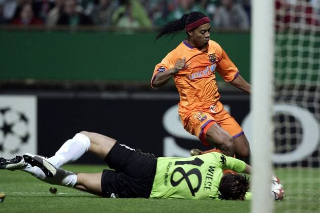 Torwart Tim Wiese (Bremen) sichert den Ball vor Ronaldinho (FC Barcelona) Fußball EC 1 Herren Champions League 2006 2007, SV Werder Bremen - FC Barcelona, Barca Gruppe Bremen Dynamik, Abwehr, Fußball EC 1 Herren Champions League 2006 2007, SV Werder Bremen - FC Barcelona, Barca Gruppe Bremen Dynamik, Abwehr,