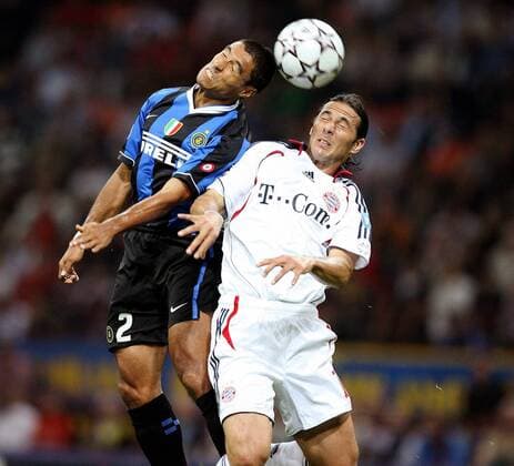 Ivan Cordoba (Inter, li.) gegen Claudio Pizarro (Bayern) -  Fußball EC 1 Herren Champions League 2006 2007, FC Internazionale Mailand - FC Bayern München Gruppe Mailand Dynamik, Fußball EC 1 Herren Champions League 2006 2007, FC Internazionale Mailand - FC Bayern München Gruppe Mailand Dynamik,