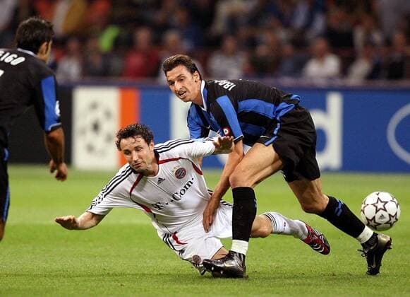Mark van Bommel (Bayern, li.) kommt gegen Zlatan Ibrahimovic (Inter) zu Fall -  Fußball EC 1 Herren Champions League 2006 2007, FC Internazionale Mailand - FC Bayern München Gruppe Mailand Dynamik, Fußball EC 1 Herren Champions League 2006 2007, FC Internazionale Mailand - FC Bayern München Gruppe Mailand Dynamik,