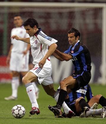 Mark van Bommel (Bayern, li.) gegen Luis Figo (Inter) Fußball EC 1 Herren Champions League 2006 2007, FC Internazionale Mailand - FC Bayern München Gruppe Mailand Dynamik, Kampf, Fußball EC 1 Herren Champions League 2006 2007, FC Internazionale Mailand - FC Bayern München Gruppe Mailand Dynamik, Kampf,
